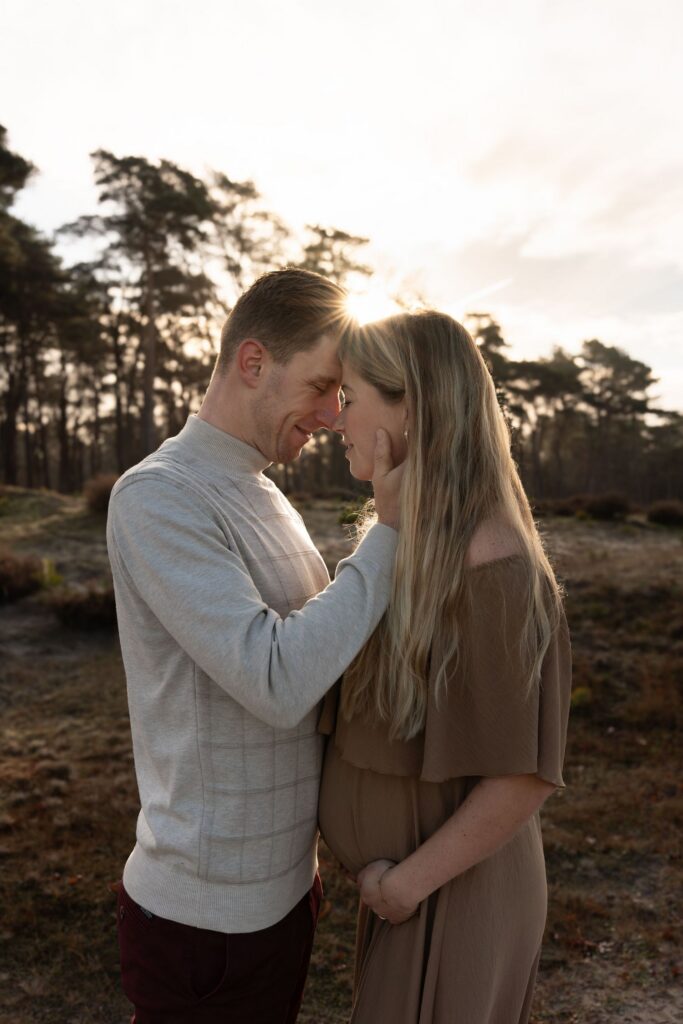 Gezinsfotoshoot buiten in het gouden uur