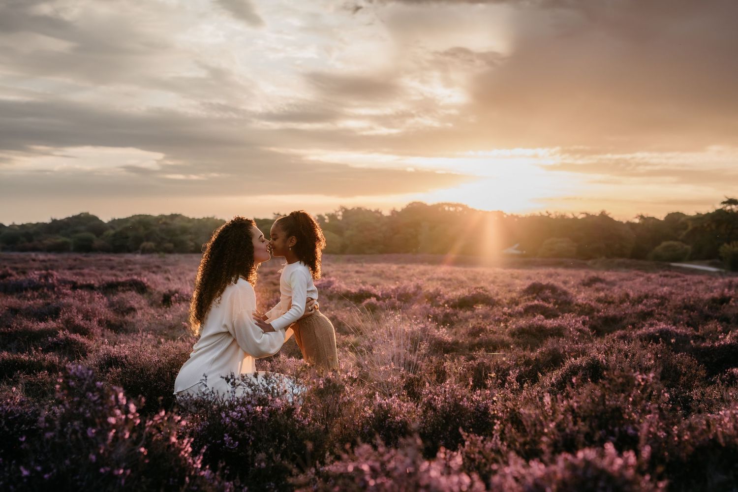 Moeder en kind tijdens een lifestyle fotoshoot op locatie